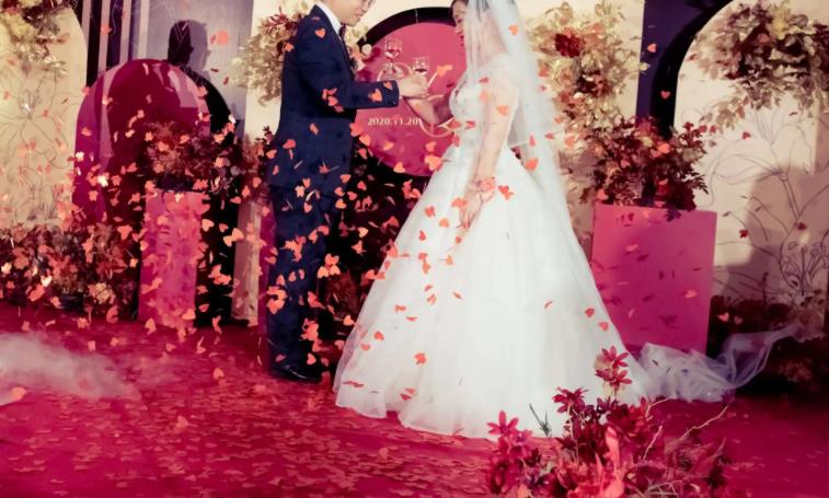女生参加朋友同事婚礼应该搭配什么衣服？要注意婚宴穿着的禁忌