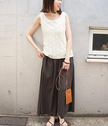 夏季女生穿白衣服太透怎么办？如何搭配化解尴尬？