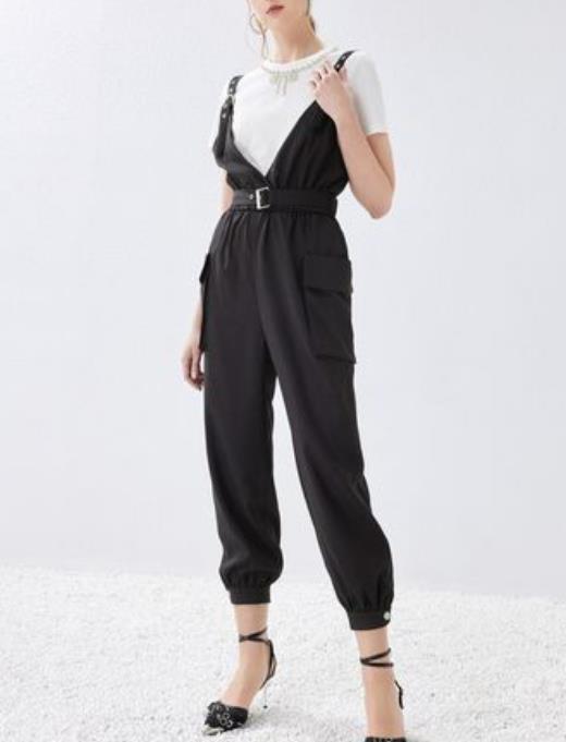 夏季女生穿白衣服太透怎么办？如何搭配化解尴尬？