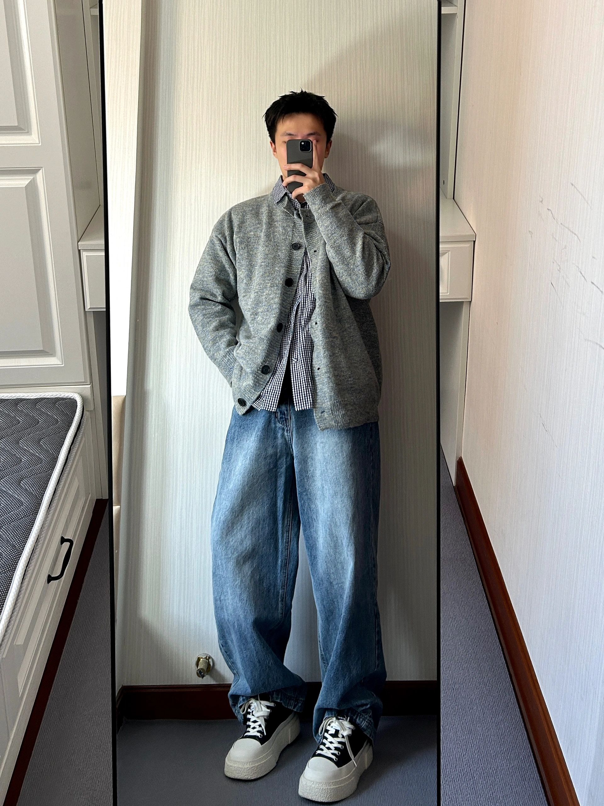 180男生冬季穿搭秘籍：开衫+牛仔裤，帅出天际